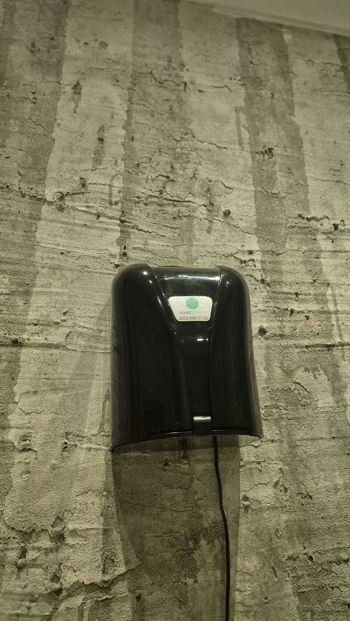 BigChefs Yalova’da duvara monte edilmiş Scentpower koku makinesi