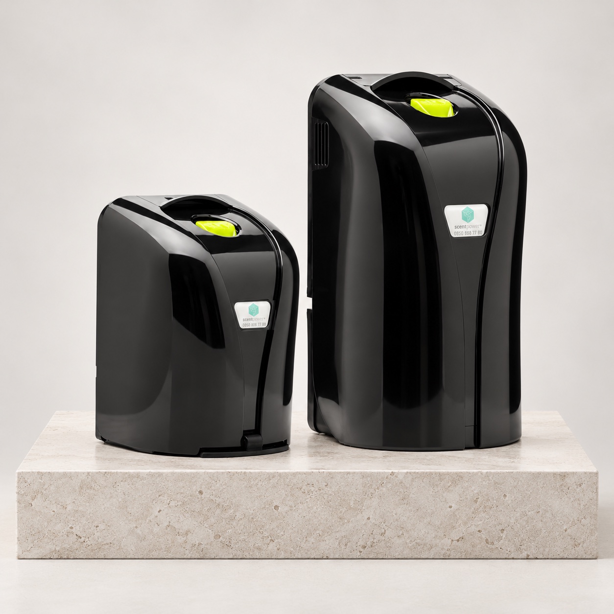 Scentpower Mini Air Nano ve Pro Air Nano, açık renkli taş kaide üzerinde